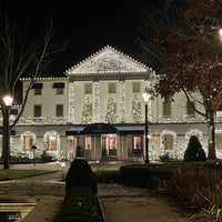 Foto tomada en Williamsburg Inn, an official Colonial Williamsburg Hotel  por Emily M. el 12/13/2020