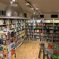 Photo taken at London Review Bookshop by Haneul L. on 8/23/2022