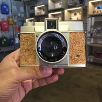 Photo taken at Lomography Embassy Store Istanbul by Ömer T. on 8/13/2017