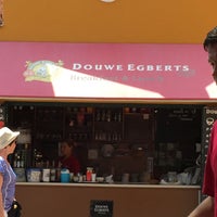 Das Foto wurde bei Douwe Egberts Cafe von ferhat I. am 4/13/2016 aufgenommen