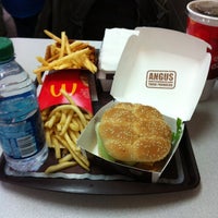 Photo taken at McDonald&amp;#39;s by Imprenta o. on 12/10/2011