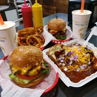 Foto tomada en Pearl&amp;#39;s Deluxe Burgers  por Edna L. el 2/19/2022