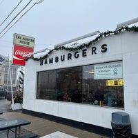 Foto diambil di Hunter House Hamburgers oleh jim k. pada 12/24/2023