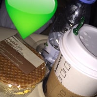 Foto tomada en Starbucks  por Noura j. el 9/19/2015