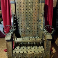 12/26/2012 tarihinde Mai M.ziyaretçi tarafından Museum of Medieval Torture Instruments'de çekilen fotoğraf