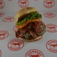 รูปภาพถ่ายที่ Standard Burger โดย Standard Burger เมื่อ 9/30/2013