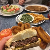 Снимок сделан в New Hyde Park Diner пользователем Ana M. 3/25/2017