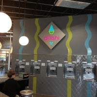 รูปภาพถ่ายที่ di&amp;#39;lishi frozen yogurt bar โดย Scott W. เมื่อ 3/22/2013