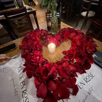 Foto scattata a Restaurant La Vie en Rose da Karla E. il 11/12/2022