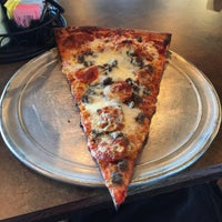 Das Foto wurde bei Russo New York Pizzeria von Aaron T. am 8/13/2015 aufgenommen