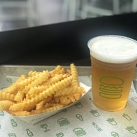 Photo taken at Shake Shack by Manami on 9/2/2019