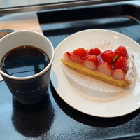 Photo taken at DEAN &amp;amp; DELUCA by Manami on 3/31/2020