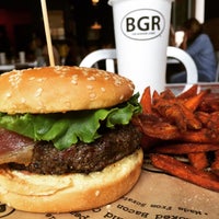 Das Foto wurde bei BGR: The Burger Joint von ChatterBox Christie am 7/23/2016 aufgenommen