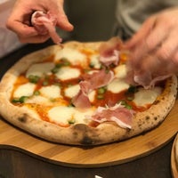 รูปภาพถ่ายที่ Casa Bardotti Pizzeria West Kensington โดย Casa Bardotti Pizzeria West Kensington เมื่อ 8/9/2017