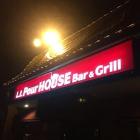 Foto scattata a L.I. Pour House Bar and Grill da Bill S. il 3/28/2015
