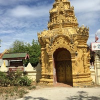 Photo taken at Wat Phra That Sadet by Khongsak T. on 5/21/2016