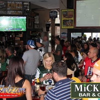Foto scattata a Mickeys Bar And Grill da Mickeys Bar And Grill il 10/31/2014
