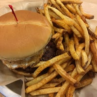Foto scattata a Meatheads Burgers &amp;amp; Fries da Kevin S. il 11/4/2017