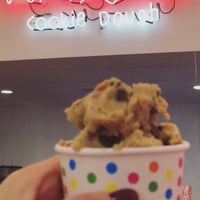 Снимок сделан в World&amp;#39;s Best Cookie Dough пользователем Mashael 12/29/2018