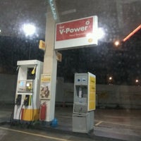 รูปภาพถ่ายที่ Shell Petrol Station โดย Nicholas C. เมื่อ 2/19/2017