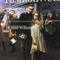 10/27/2017 tarihinde Dmitry G.ziyaretçi tarafından Mercedes-Benz Fashion Week Russia'de çekilen fotoğraf