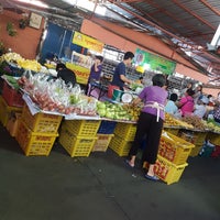 Photo taken at Kru Whee market by Noonuchie O. on 4/3/2018