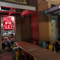 รูปภาพถ่ายที่ Wiseguy NY Pizza โดย E P. เมื่อ 12/4/2018