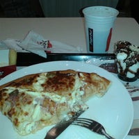 Photo taken at Pizza Hut by Ana Carolina S. on 8/3/2014