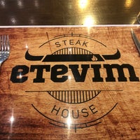 Foto diambil di Etevim Steakhouse oleh Mustafa D. pada 7/24/2022