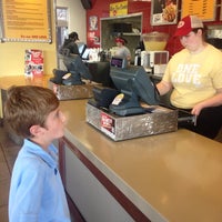 4/13/2014 tarihinde Carrie M.ziyaretçi tarafından Raising Cane&amp;#39;s Chicken Fingers'de çekilen fotoğraf