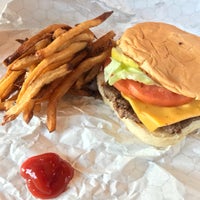Foto tirada no(a) Hat Creek Burger Co. por Adrian J. em 9/21/2017