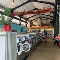Foto tirada no(a) Spin Laundry Lounge por DooLee P. em 8/19/2019