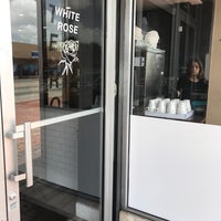 Foto diambil di White Rose Coffee oleh Michelle Rose Domb pada 5/20/2017