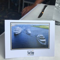 รูปภาพถ่ายที่ Yacht StarShip Dining Cruises โดย Gini B. เมื่อ 9/15/2019