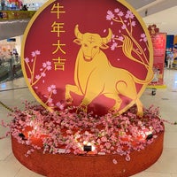 Photo taken at Sembawang Shopping Centre by KylêAārön🇸🇬🌹 ك. on 2/6/2021