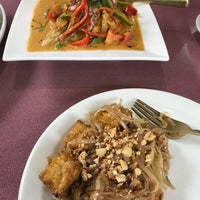 10/20/2017 tarihinde Lillian M.ziyaretçi tarafından BMG Thai-Asian Restaurant'de çekilen fotoğraf