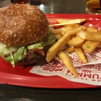 Photo taken at Red Robin Gourmet Burgers and Brews by Maria A. on 1/5/2018