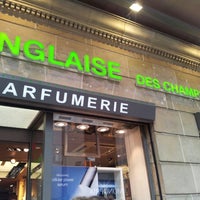รูปภาพถ่ายที่ Pharmacie Anglaise des Champs-Élysées โดย Arthur C. เมื่อ 6/12/2013