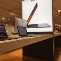 Photo taken at Apple Brent Cross by SHERIDAN on 3/22/2017