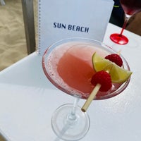 Foto scattata a Sun Beach &amp;amp; Bar da Kathleen V. il 7/20/2023