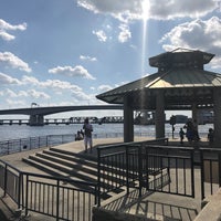 Foto diambil di The Jacksonville Landing oleh Talitha L. pada 3/18/2018