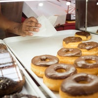 Das Foto wurde bei City Donuts - Littleton von City Donuts - Littleton am 9/27/2017 aufgenommen