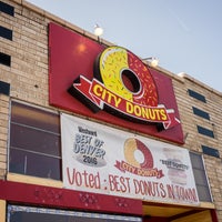Das Foto wurde bei City Donuts - Littleton von City Donuts - Littleton am 9/27/2017 aufgenommen