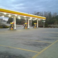 รูปภาพถ่ายที่ Shell โดย Joe J. เมื่อ 12/31/2012