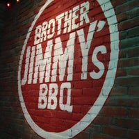 Foto tomada en Brother Jimmys BBQ Sunset Place  por John N. el 4/26/2014