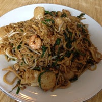 Photo taken at Pinangsari Noodle &amp;amp; Chinese Food by Yolla F. on 4/13/2014