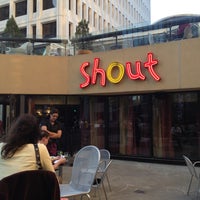 Снимок сделан в Shout! Restaurant &amp;amp; Lounge пользователем BJ 4/13/2013
