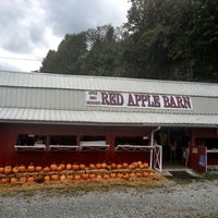 Foto tirada no(a) Red Apple Barn por McKenzie em 9/30/2012