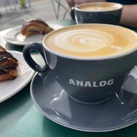 Foto diambil di Analog Coffee oleh Lenka J. pada 9/30/2021