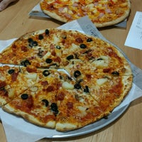 Снимок сделан в This &amp; This Pizza пользователем Carlos S. 2/15/2017